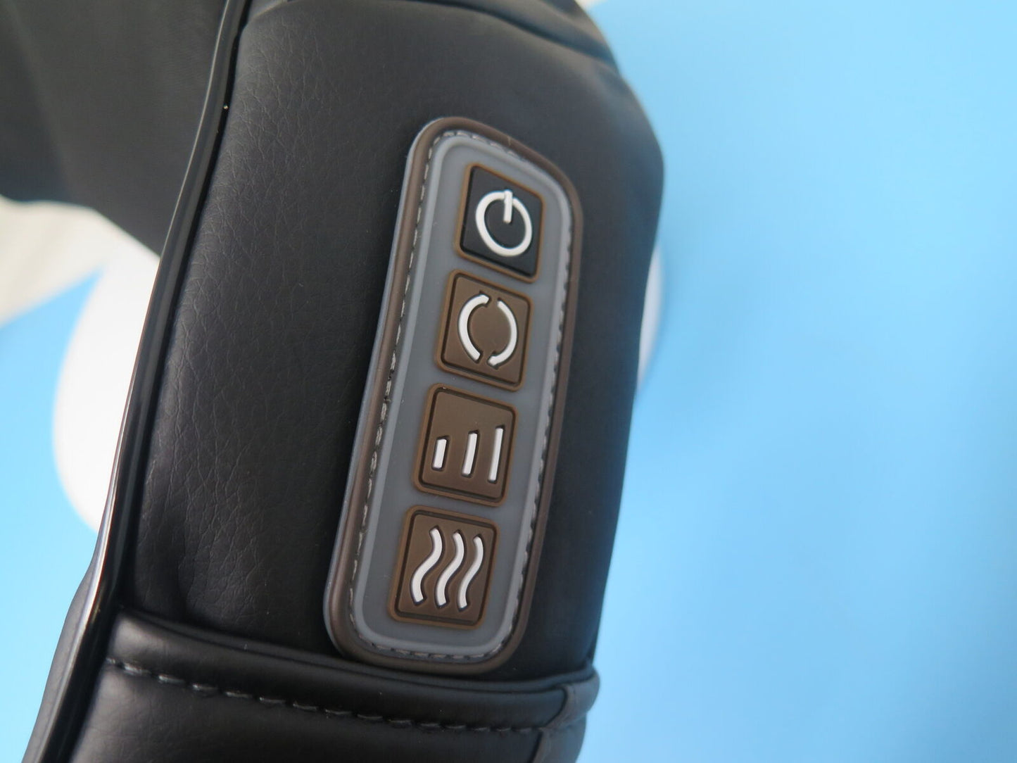 SHIATSU SHOULDER MASSAGER WITH KNEADING AND HEAT