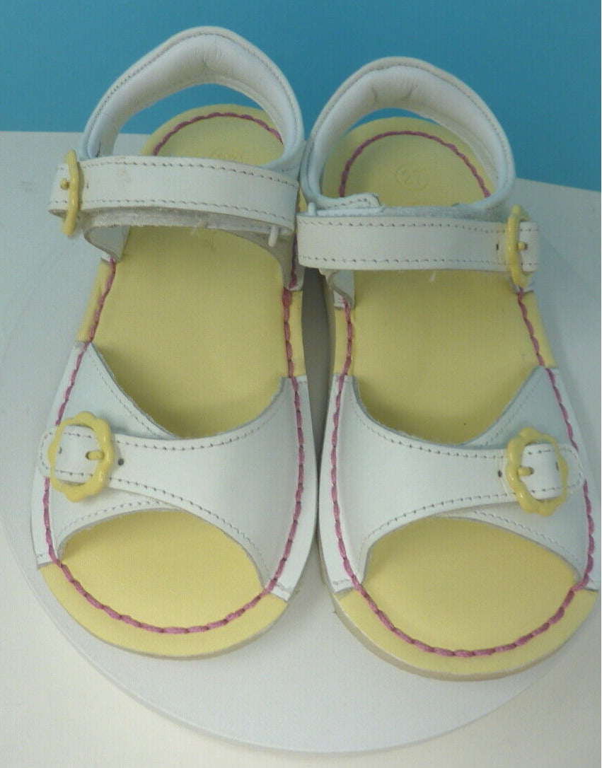 KIDS WHITE KICKERS FLOWER BUCKLE SANDALS-UK9.5/EU27