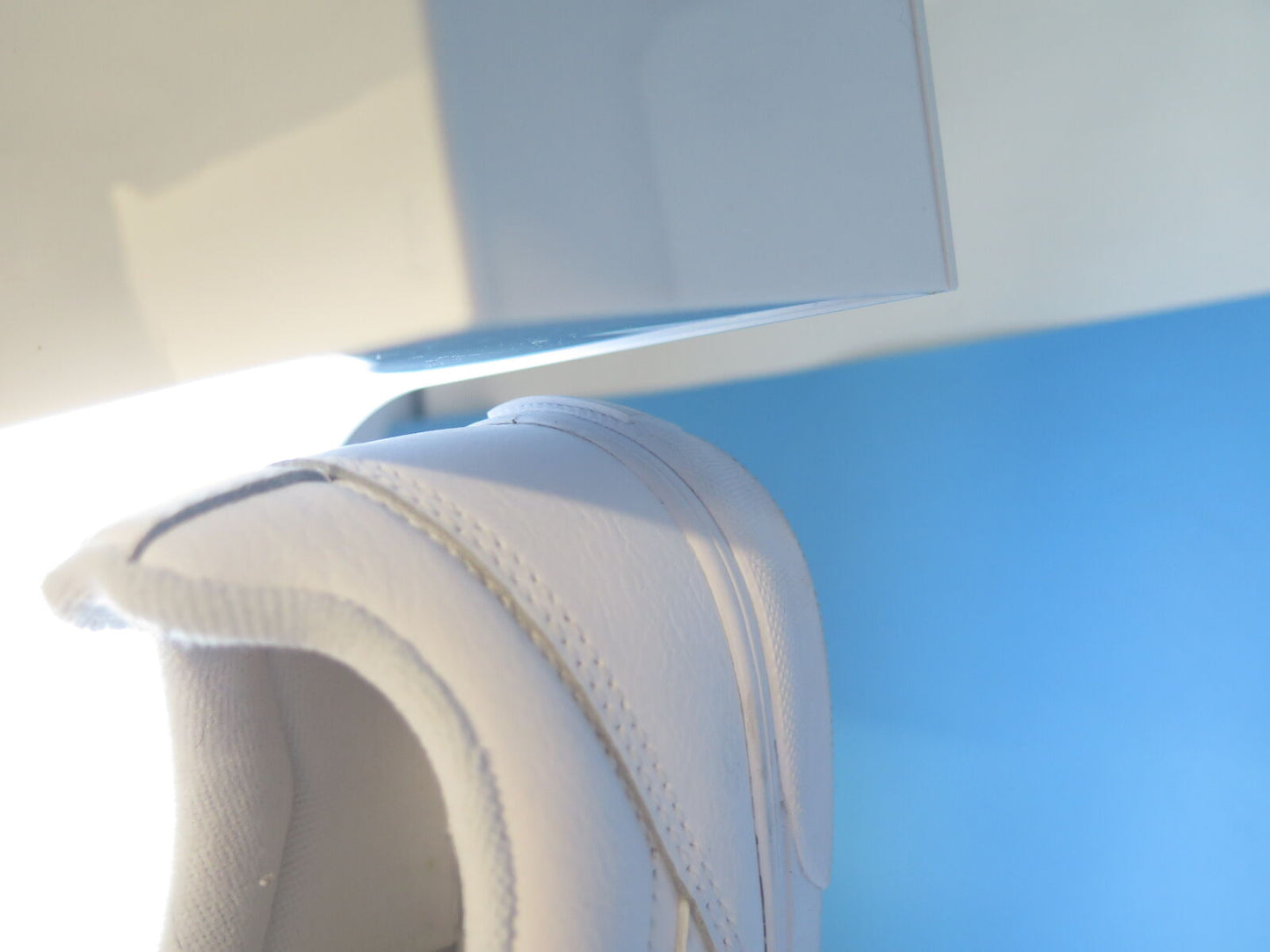 MAGNETIC LEVITATING SHOE DISPLAY-WHITE