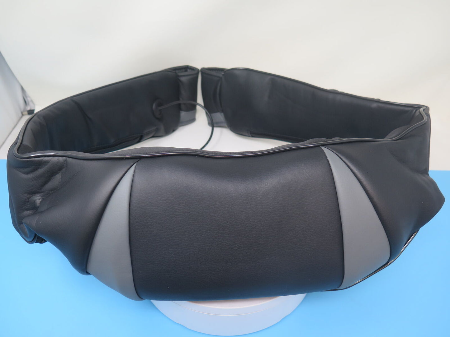 SHIATSU SHOULDER MASSAGER WITH KNEADING AND HEAT