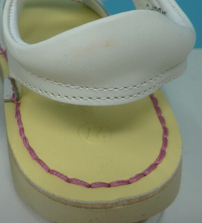 KIDS WHITE KICKERS FLOWER BUCKLE SANDALS-UK9.5/EU27
