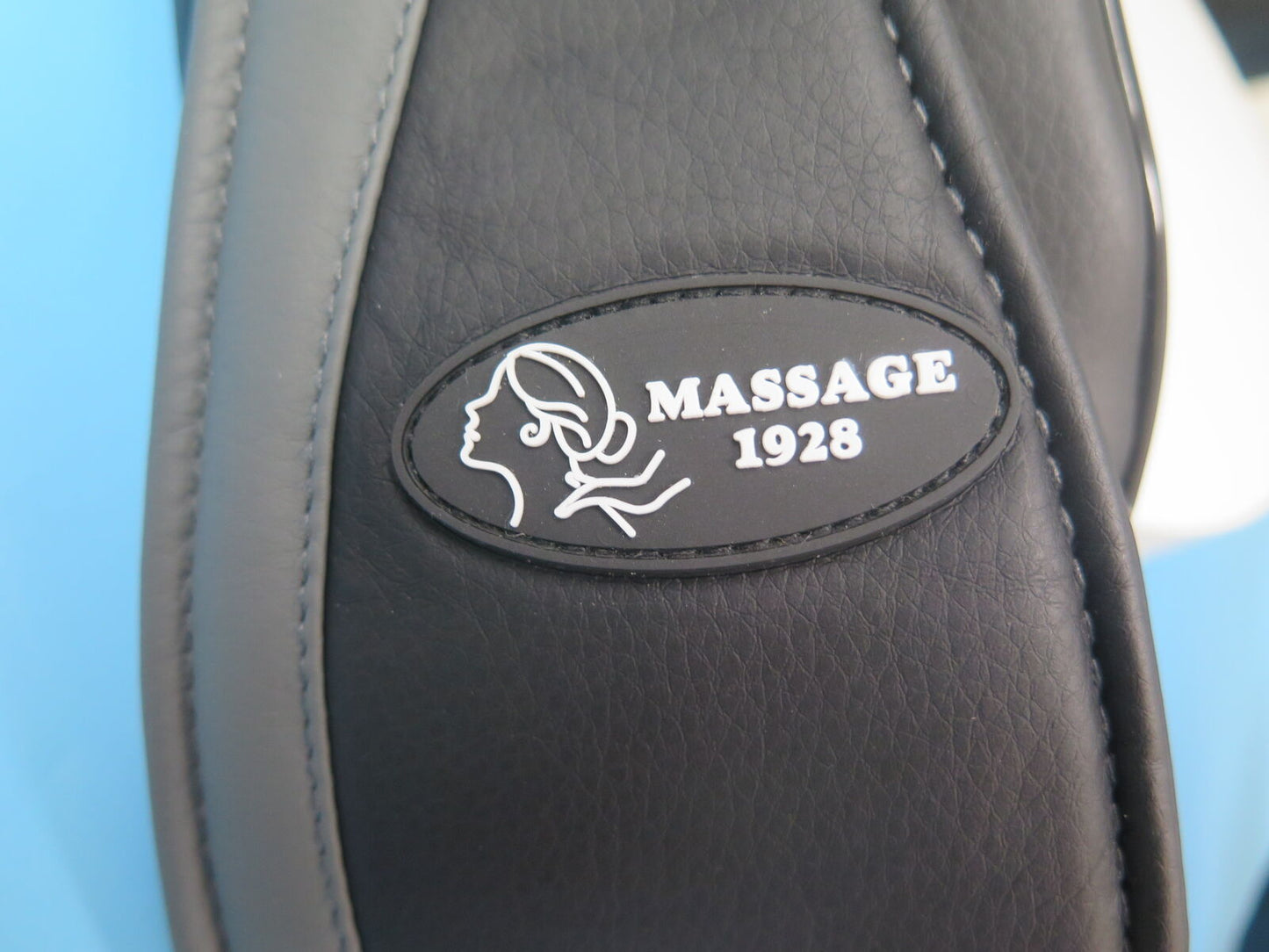 SHIATSU SHOULDER MASSAGER WITH KNEADING AND HEAT