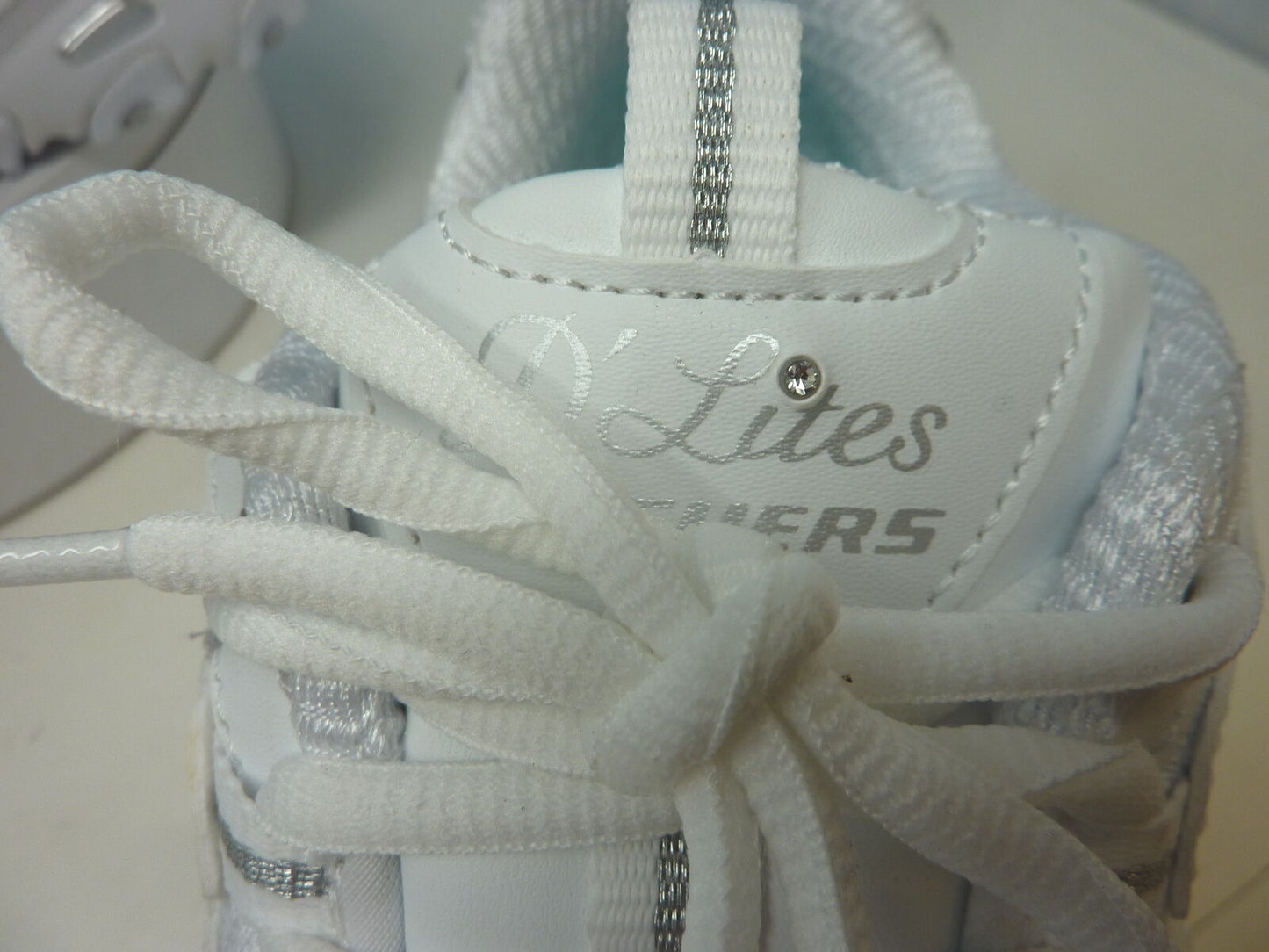 SKECHERS-WHITE AIR COOLED MEMORY FOAM-UK7