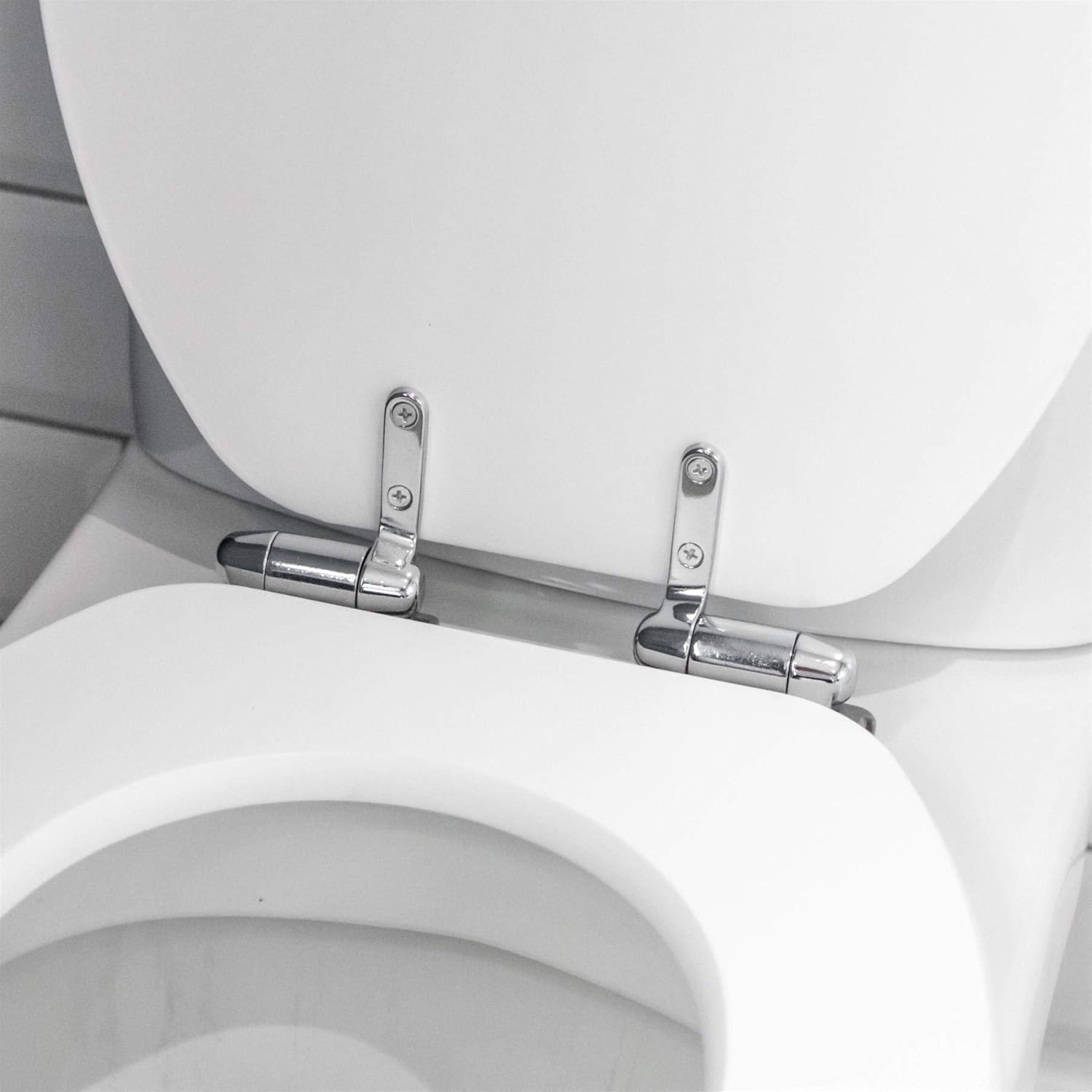 Harbour Housewares Soft Close Toilet Seat - White - Pack of 1 - Oval-Shaped Wooden Toilet Seat