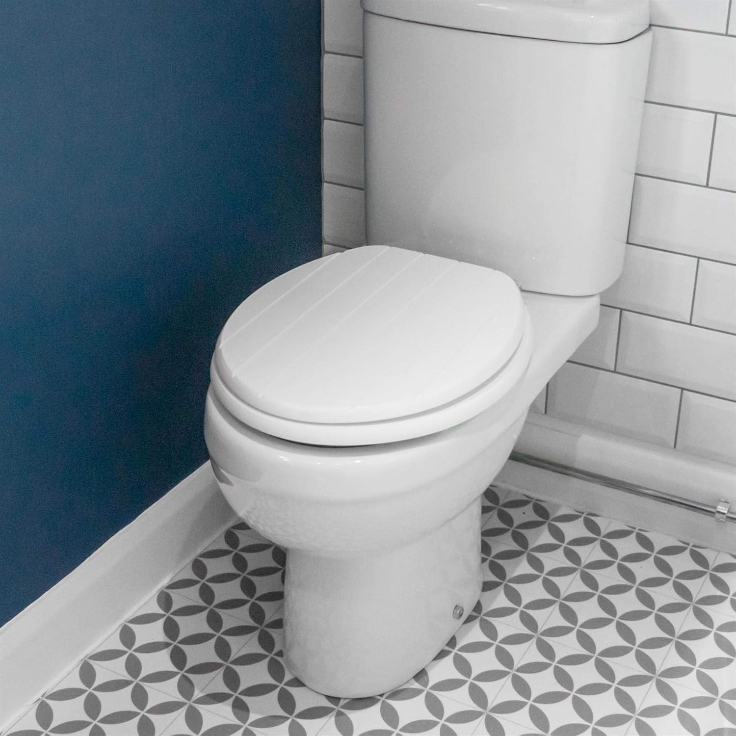 Harbour Housewares Soft Close Toilet Seat - White - Pack of 1 - Oval-Shaped Wooden Toilet Seat