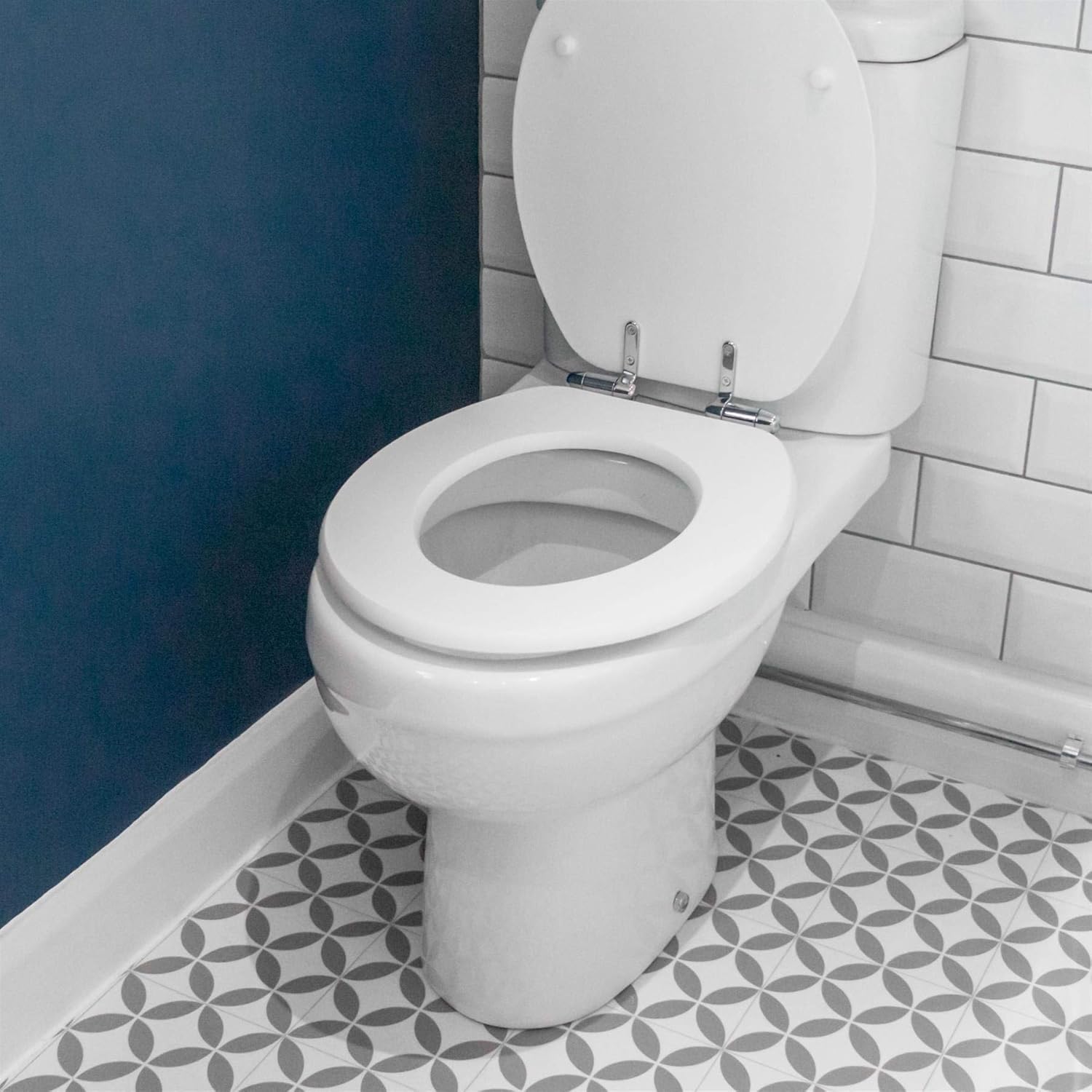 Harbour Housewares Soft Close Toilet Seat - White - Pack of 1 - Oval-Shaped Wooden Toilet Seat