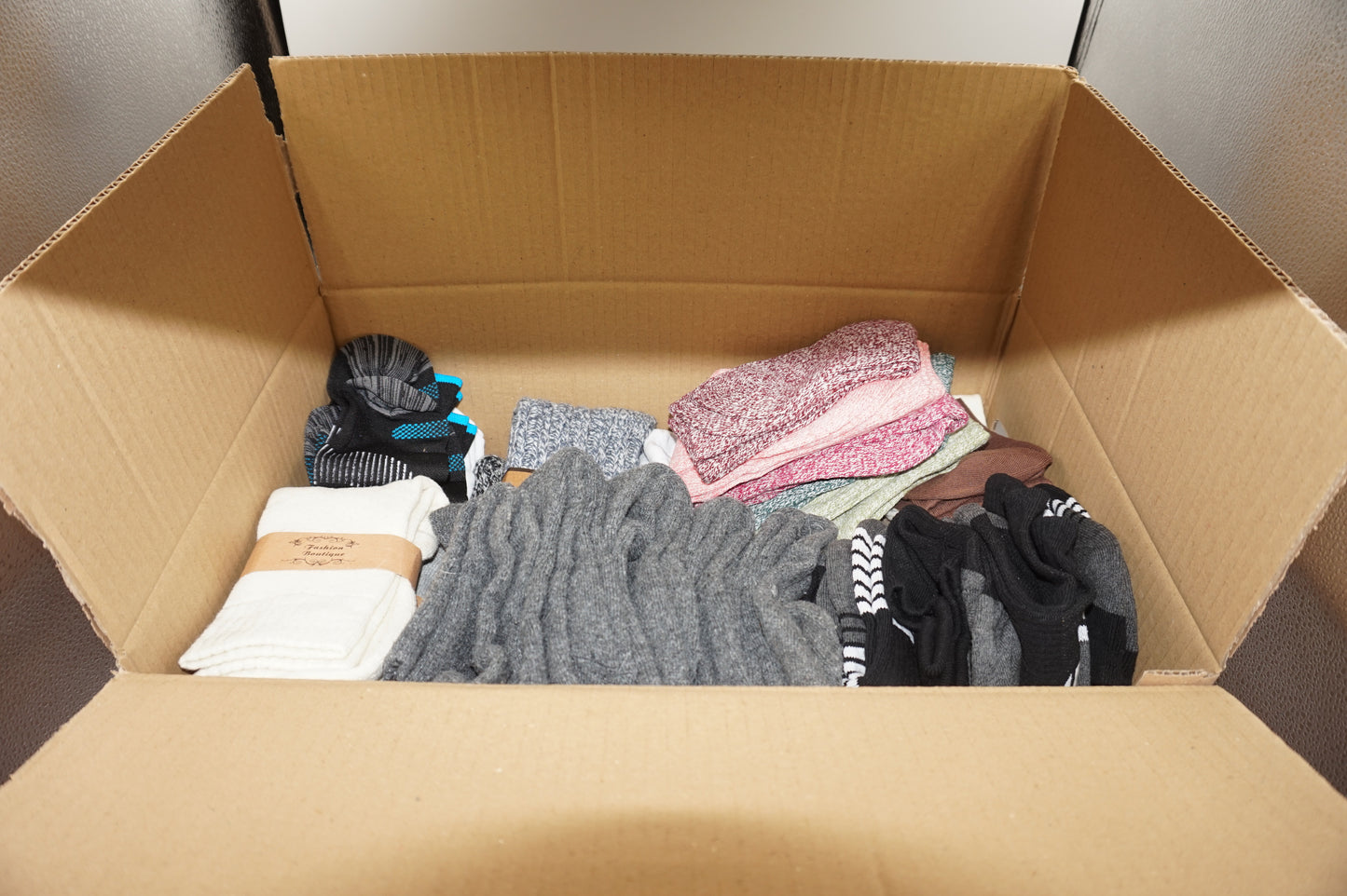 Job lot of ~96 pairs of various socks