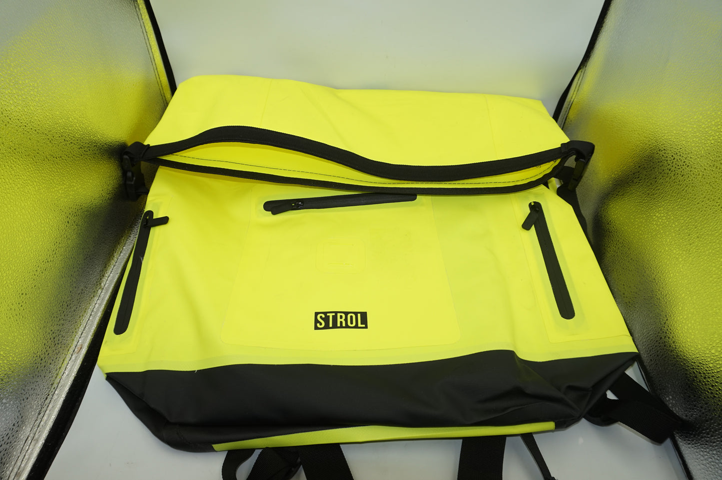 Strol 54L high-visablity waterproof bag with internal compartment