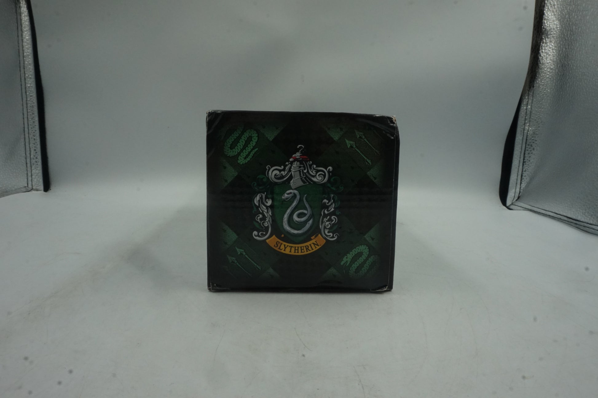 the noble collection harry pooter 8" die cast metal Slytherin house wand stand