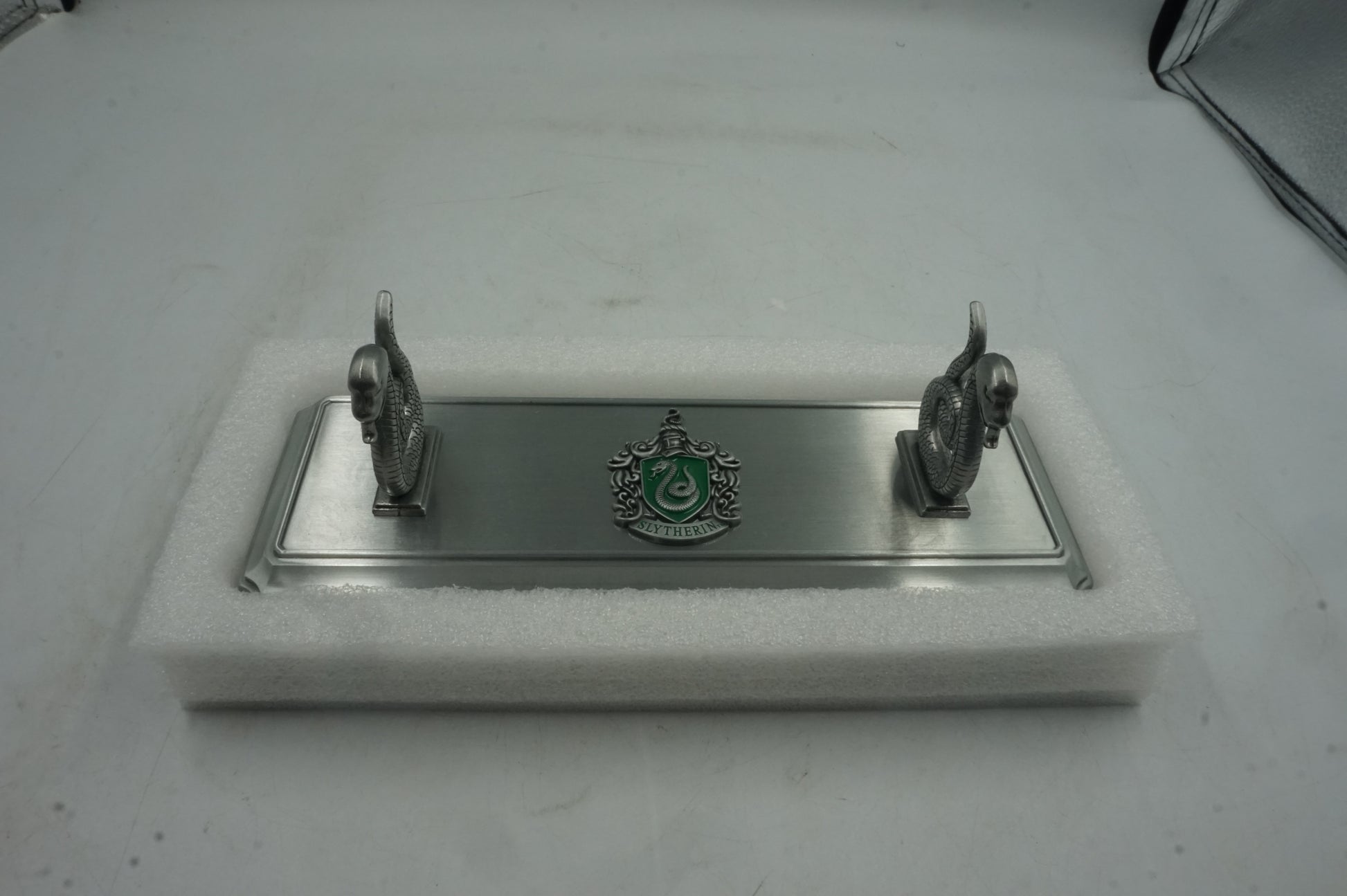 the noble collection harry pooter 8" die cast metal Slytherin house wand stand