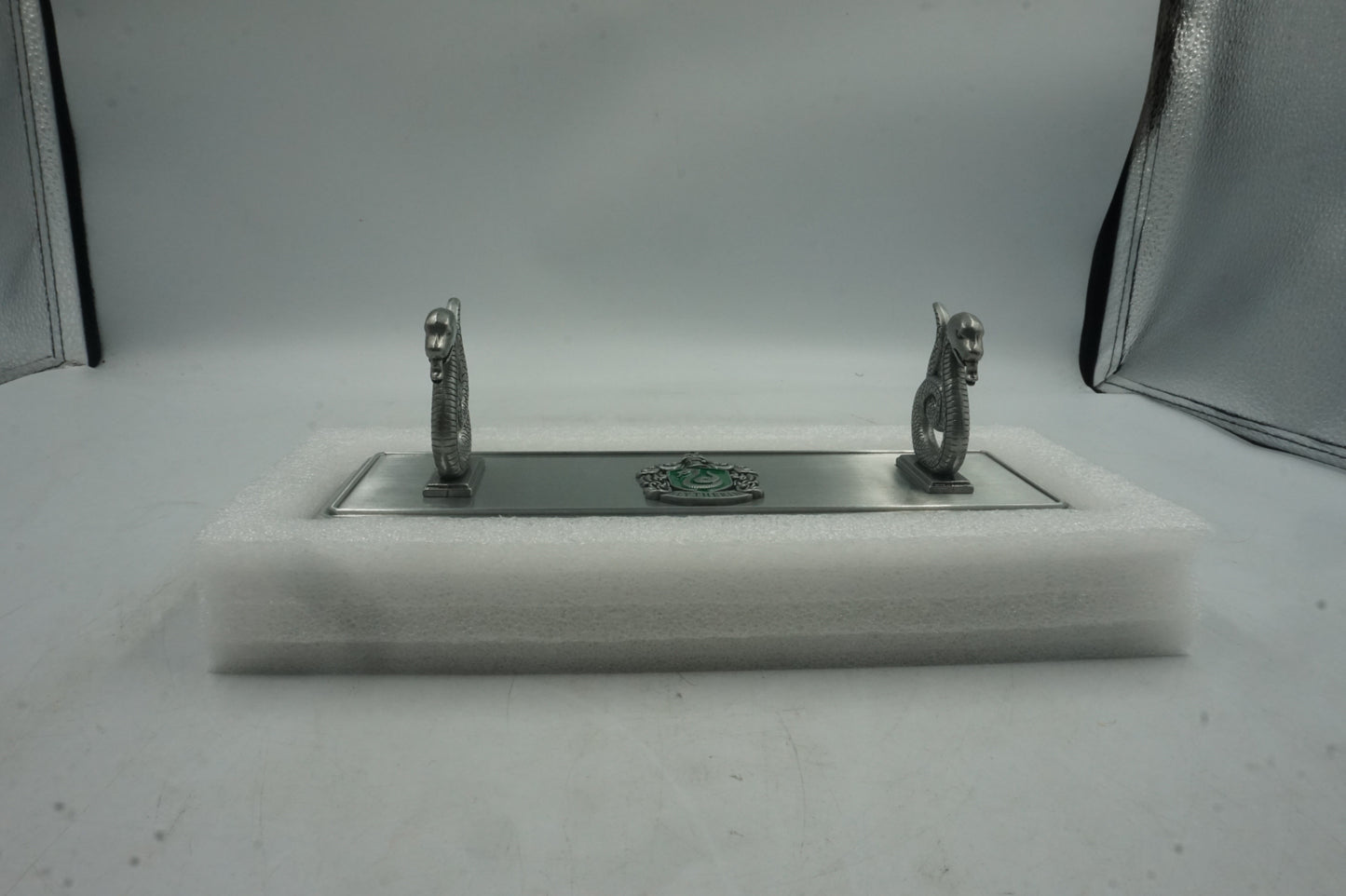 the noble collection harry pooter 8" die cast metal Slytherin house wand stand