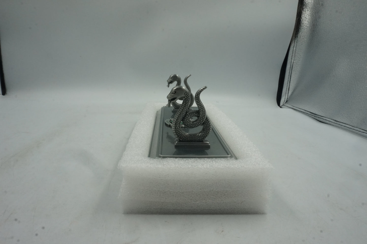 the noble collection harry pooter 8" die cast metal Slytherin house wand stand