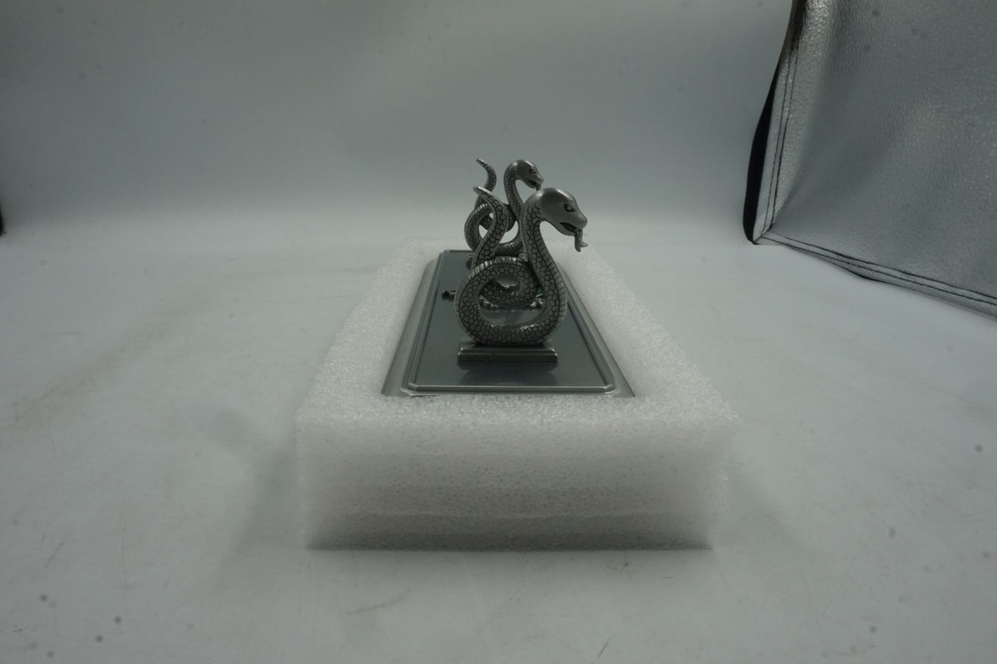 the noble collection harry pooter 8" die cast metal Slytherin house wand stand