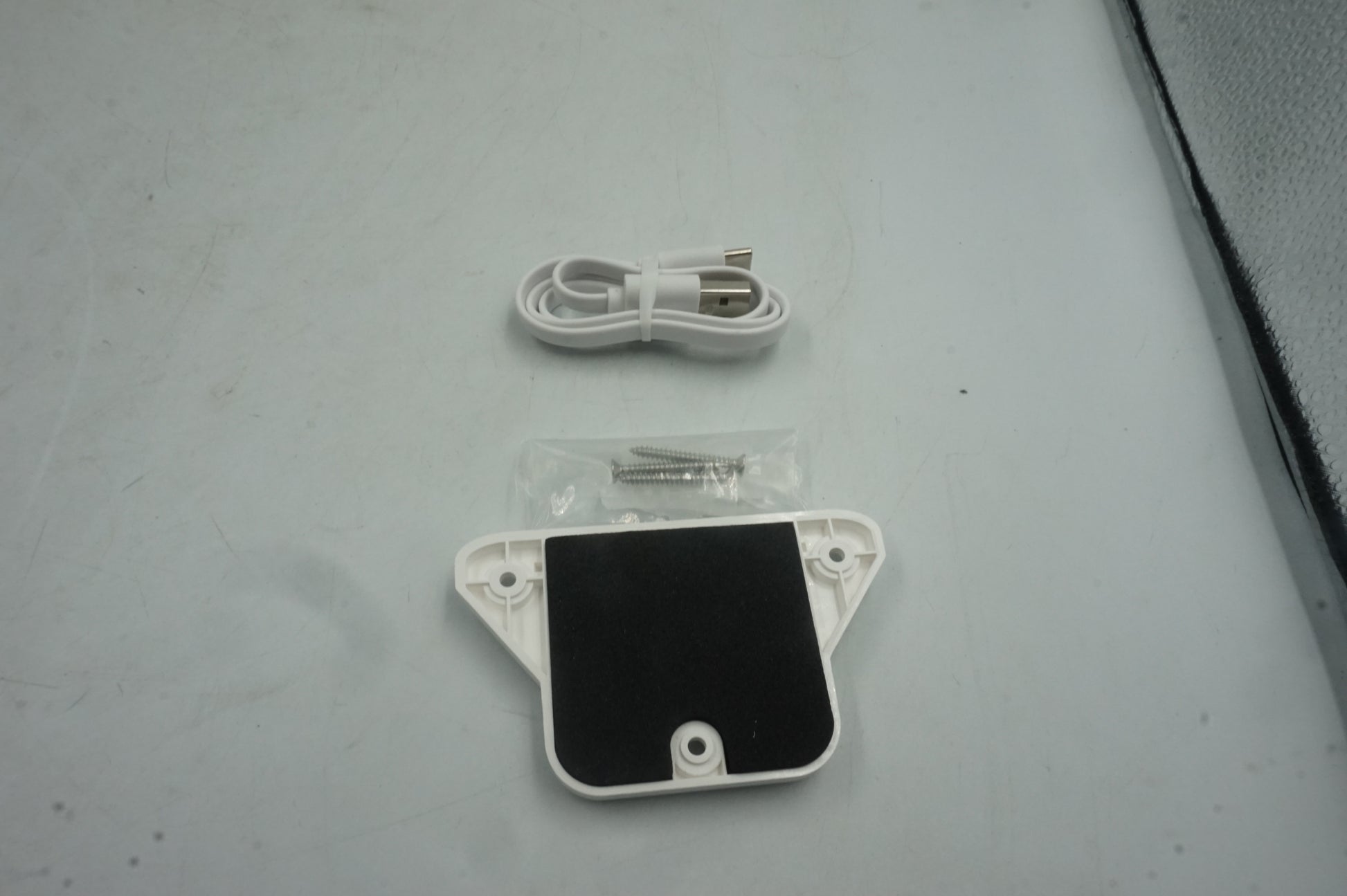 Wi-Fi 1080p battery camera with solar panel
