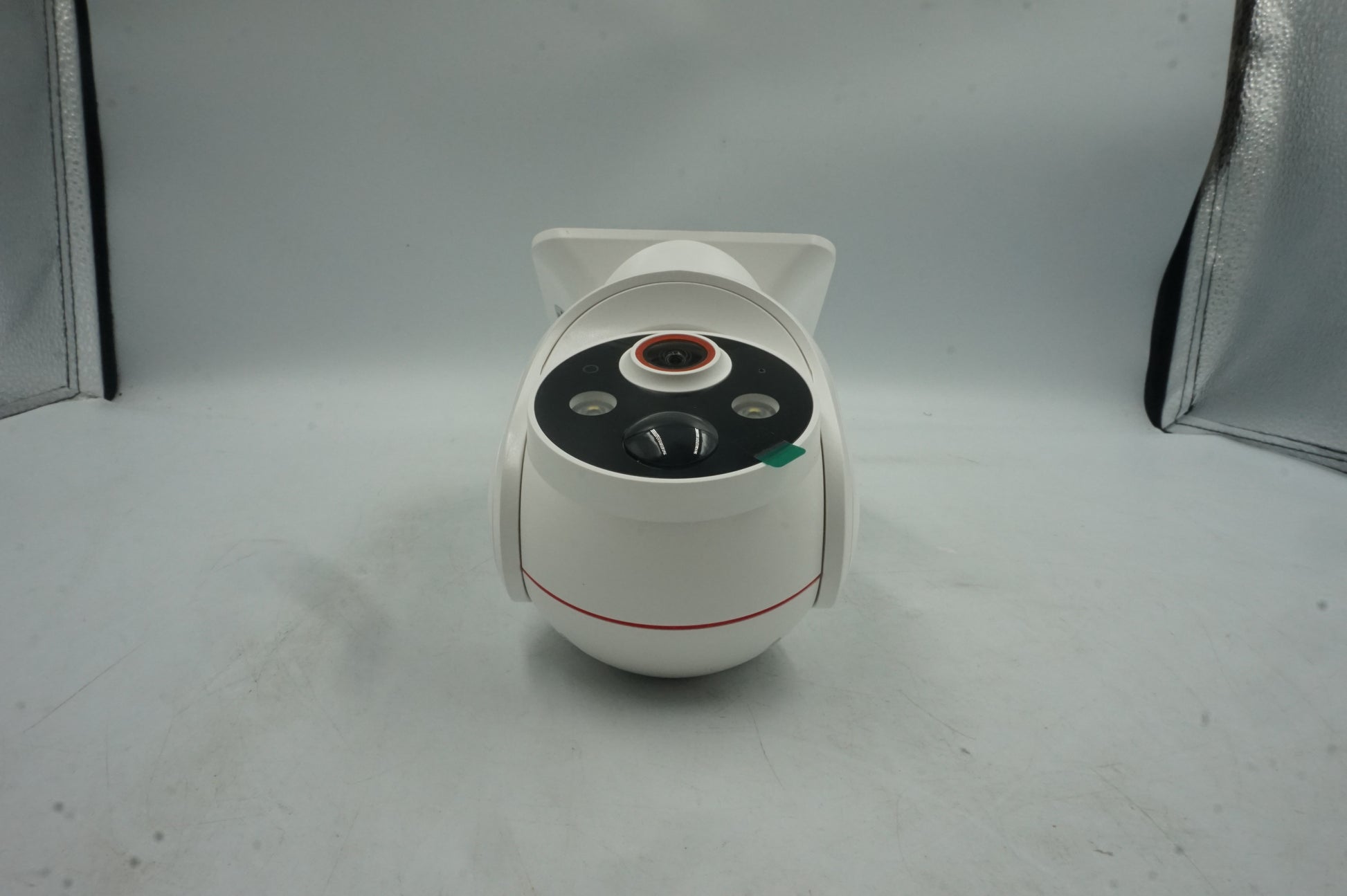 Wi-Fi 1080p battery camera with solar panel