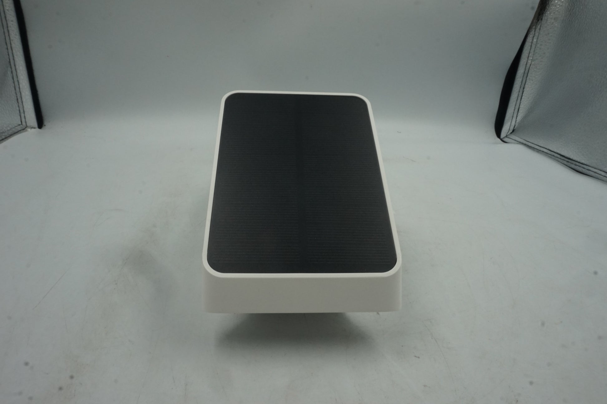 Wi-Fi 1080p battery camera with solar panel