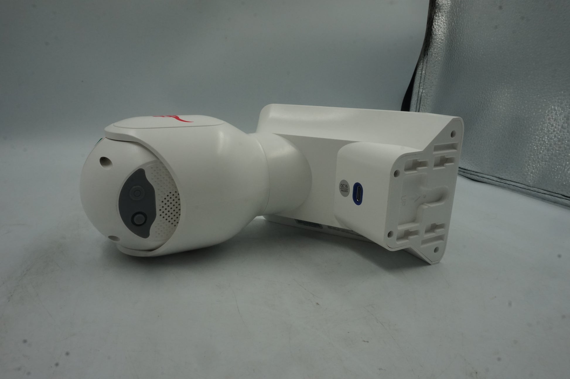 Wi-Fi 1080p battery camera with solar panel