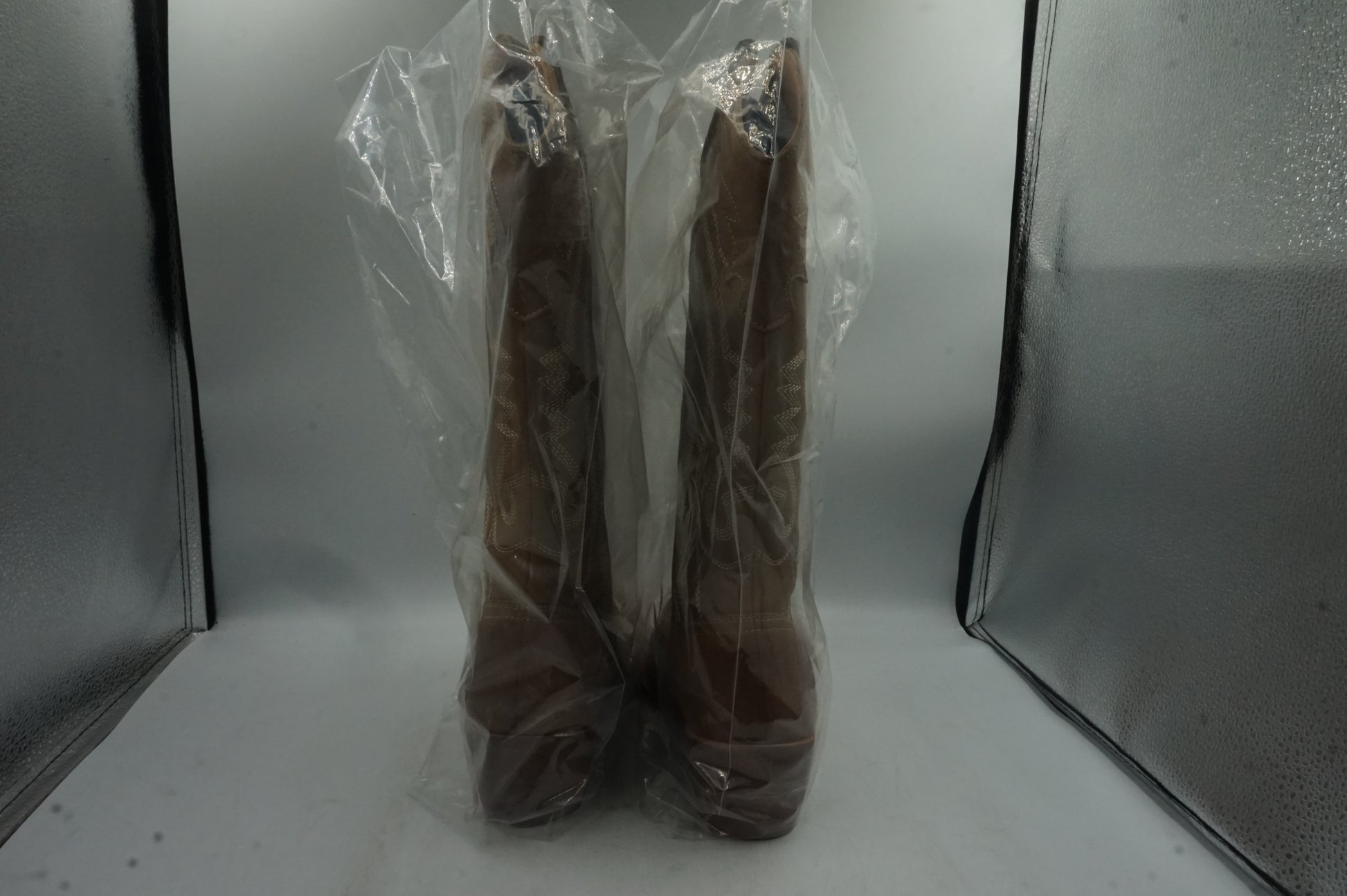 BDG tan Dallas leather boots size 4