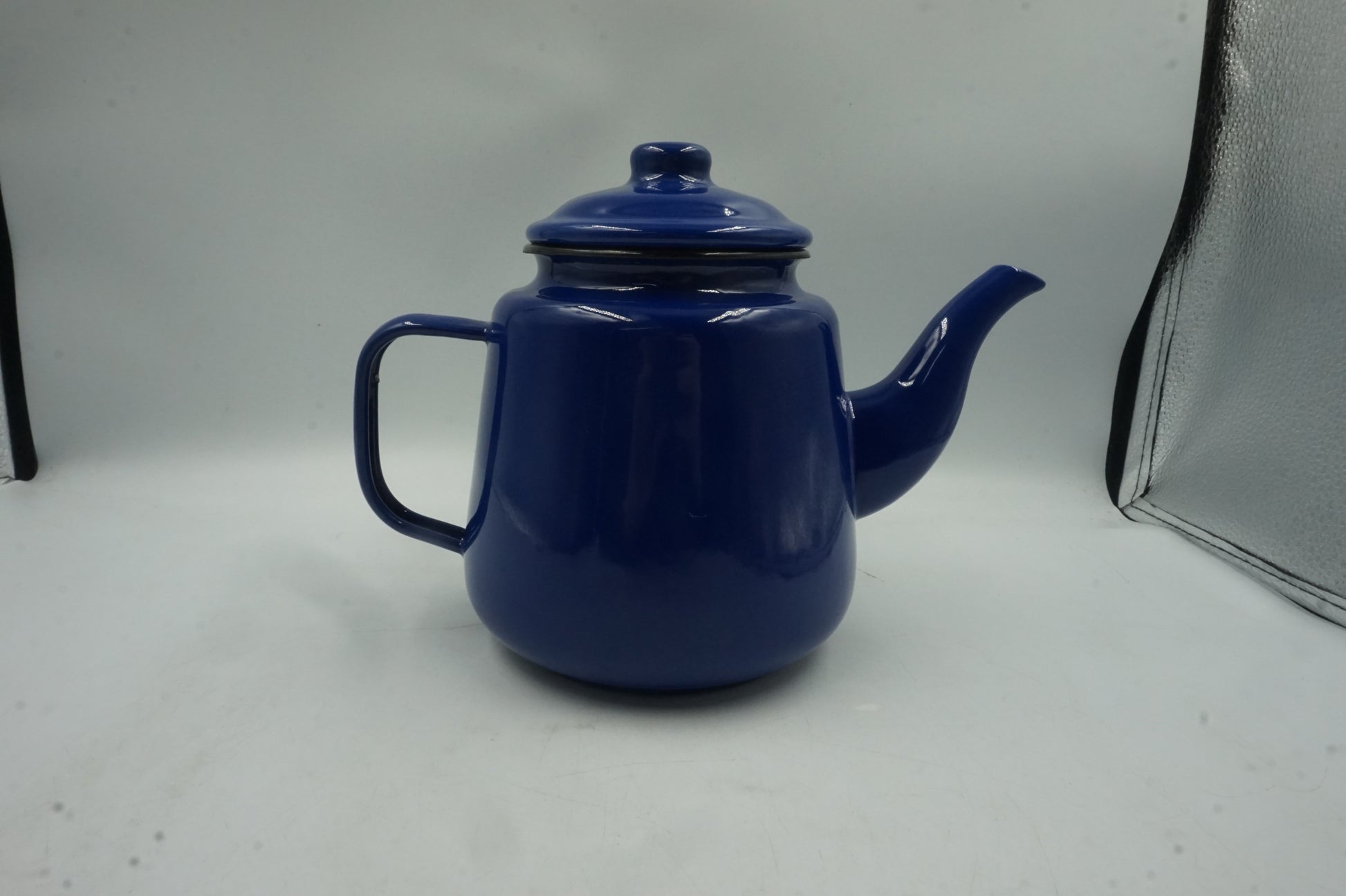 the vintage gourmet enamel teapot with handle and lid