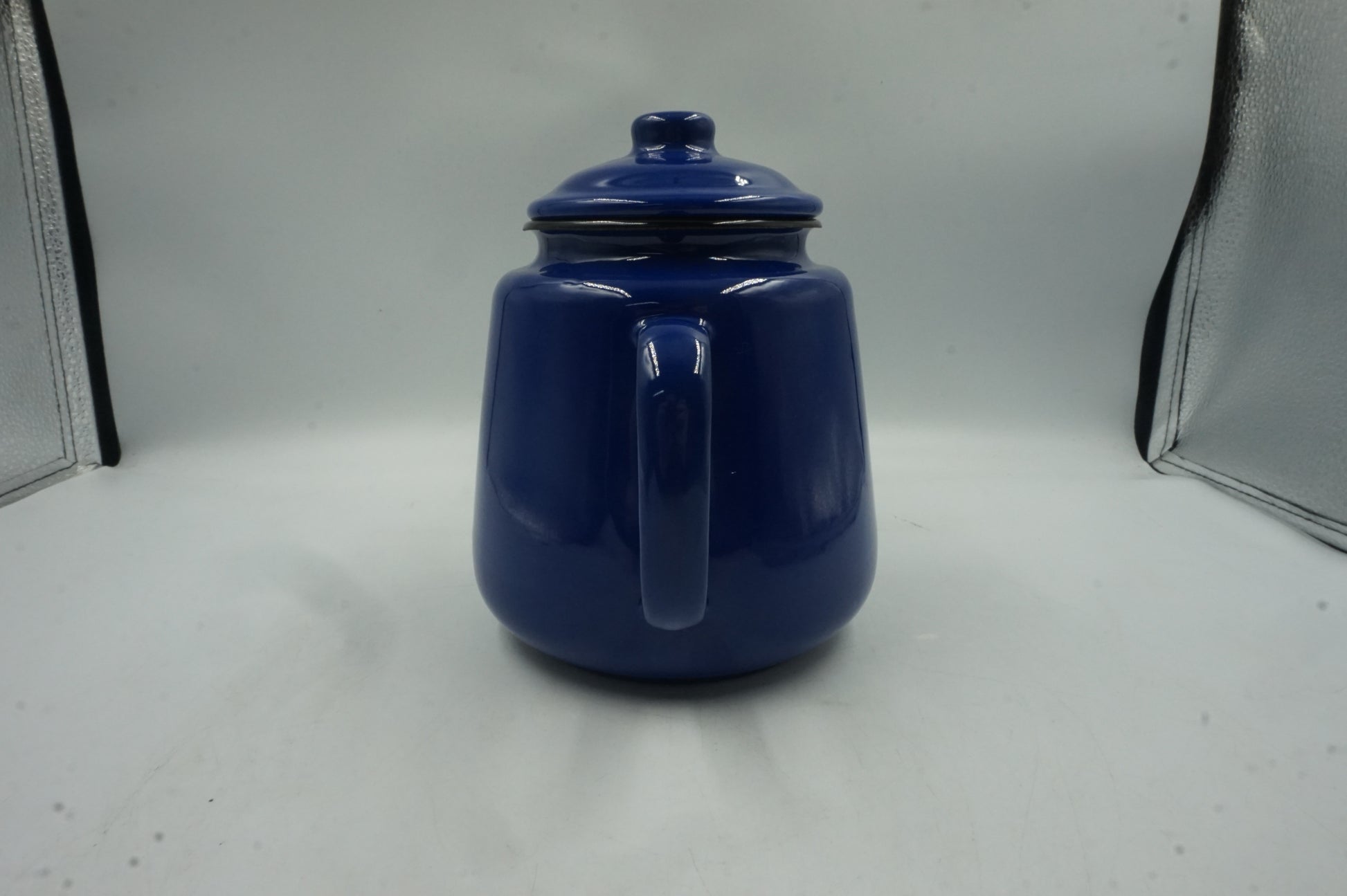 the vintage gourmet enamel teapot with handle and lid