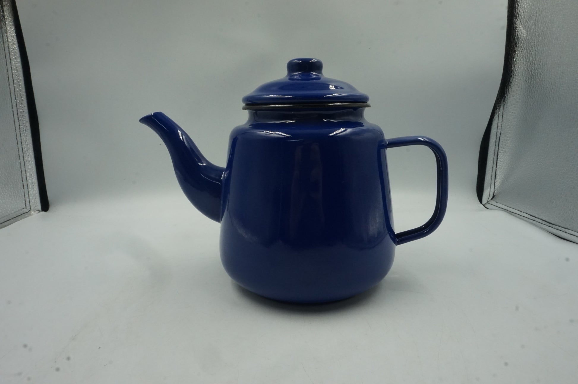 the vintage gourmet enamel teapot with handle and lid