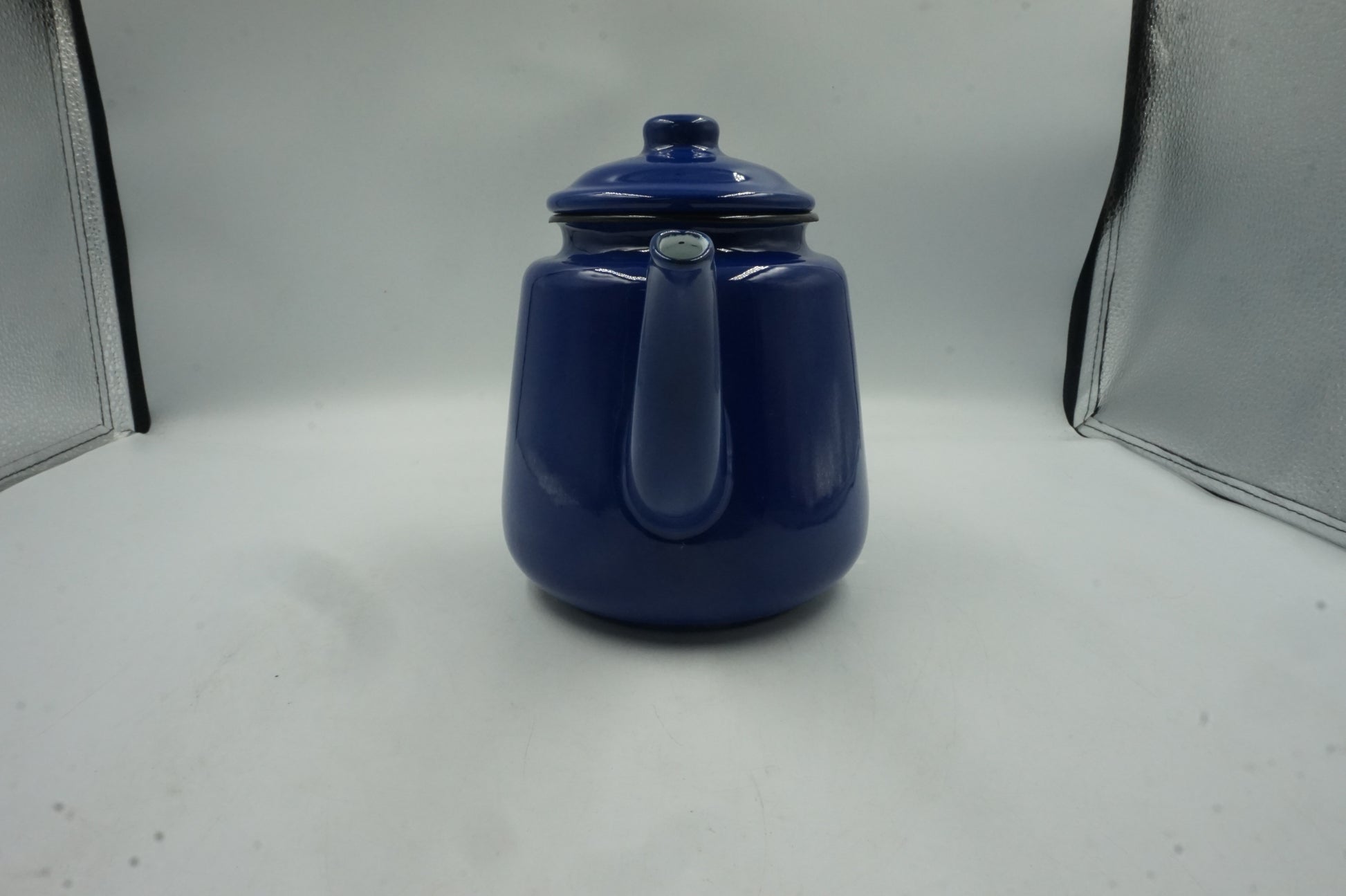 the vintage gourmet enamel teapot with handle and lid