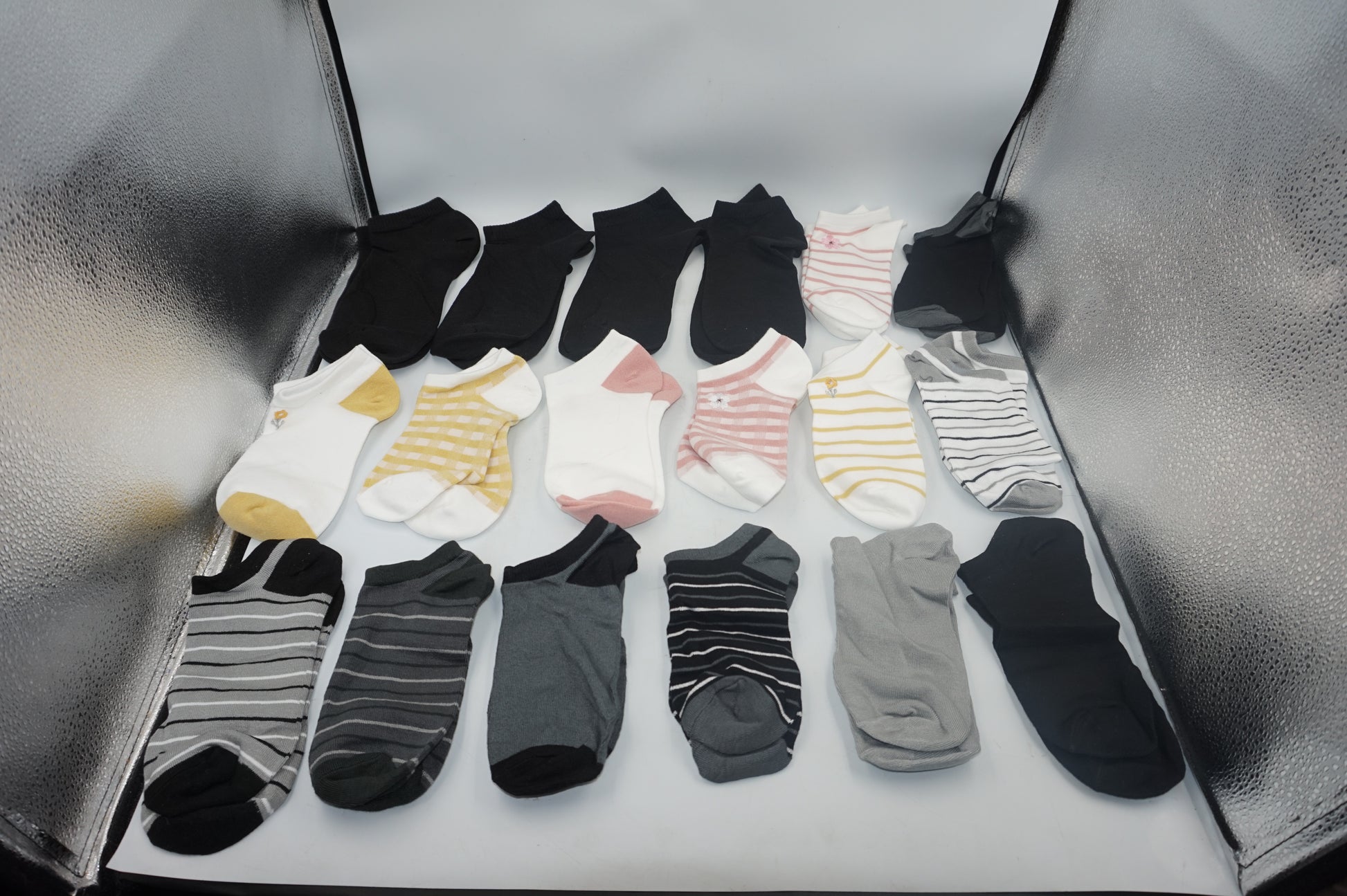 Job lot of ~125 pairs of various socks