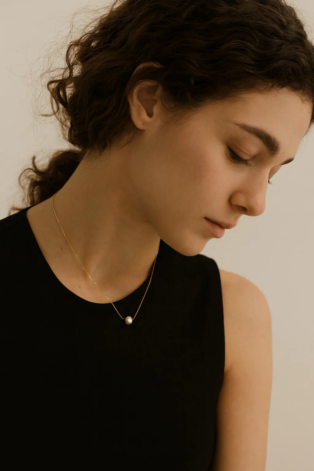 PLAIN.J FIONA PEARL NECKLACE