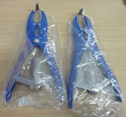 2 x Castration Tools