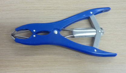 2 x Castration Tools