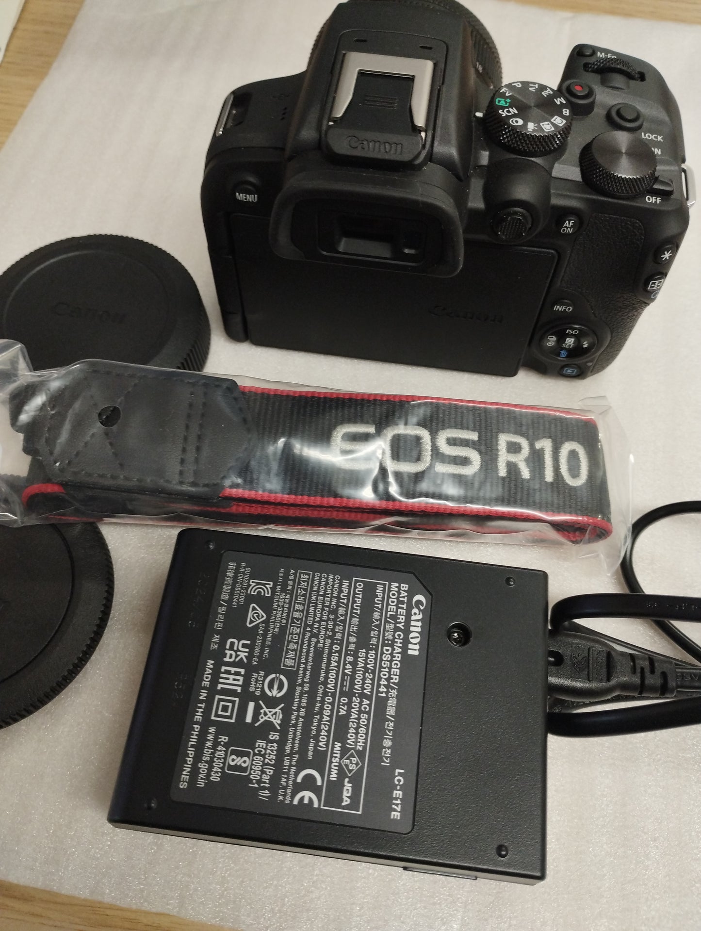 Canon EOS R10 Mirrorless Camera + RF-S 18-45mm F4.5-6.3 IS STM Lens